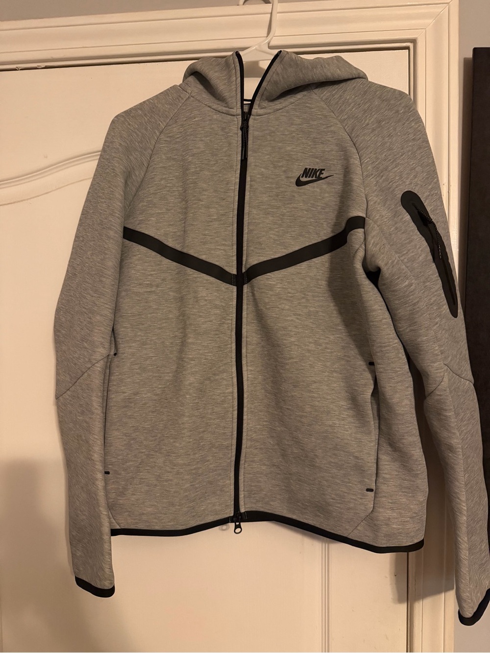 Nike Men’s Light Gray Full-Zip Hooded Sweater with Black Accents